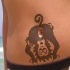 Sedere di scimma tatuaggio sul bellico