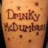 el tatuaje de las palabras drinky mcdumbass