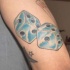 Dado blu tatuaggio sul braccio
