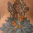 Le tatouage de Ganesha dansant sur un lotus bleu
