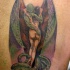 Gargoyle abbraccia ragazza con serpente tatuaggio colorato