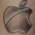 tatuaje del logo de plata de Apple