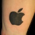 tatuaje negro del logo de Apple