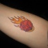 Dado colorato in fiamma tatuaggio