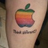 tatuaje colorido del logo de Apple