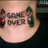 Mario e luigi game over tatuaggio sul collo