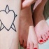 Le tatouage du cœur et d'une étoile en lignes noirs
