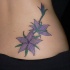 tatuaje de flores moradas de estrellas de cinco puntas