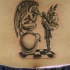Le tatouage du démon avec une fée sur l'échiquier