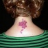 tatuaje en la nuca de pétalos rosas