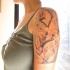 Tatuaje en el brazo del árbol de sákura en rama