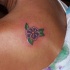 Fiore viola tatuaggio sulla spalla