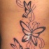 tatuaje en tinta negra de mariposas elegantes