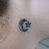 tatuaje en la nuca de pequeña estrella azul y luna creciente