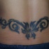 tatuaje en el bajo de la espalda de la tracería de flor