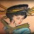 tatuaje colorido de la chica geisha