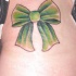tatuaje femenino de lazo verde