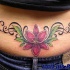 Fiore con ornamento tatuaggio sulla schiena