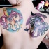 Le tatouage de petits poneys bon et méchant sur le dos