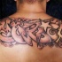 Grande graffiti tatuato sulle spalle
