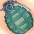 el tatuaje de una granada verde
