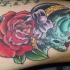 Calavera femenina con la rosa grande tatuaje en color