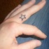 Tatuaje en la mano, estrella simple, diminuta