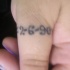 La data tatuata sul dito grosso