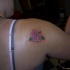 tatuaje pequeño de hibisco rosa