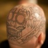 Tatuaje en la cabeza, cráneo con dientes, estilo especial