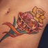 Fiore giallo con amore mamma tatuaggio