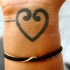 Le tatouage de cœur sur le poignet