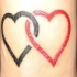 Le tatouage de cœurs rouge et noir
