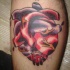 tatuaje super realístico en la pierna de corazón