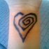 tatuaje en la muñeca de corazón en espiral