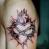 Le tatouage de cœur en couronne d’épines