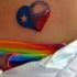 Le tatouage du cœur avec le drapeau