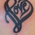 tatuaje de corazón con escrito con forma de love