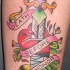 tatuaje en el brazo de corazón con cuchillo