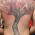 tatuaje de árbol rey con escritos hebreos