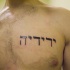 tatuaje en el pecho de escritos hebreos