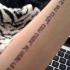 tatuaje en el brazo de letreo hebreo