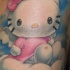 Hello kitty realistico tra le nuvole tatuaggio