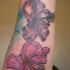 tatuaje oscuro de hibisco morado