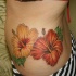 tatuaje de dos flores de hibisco