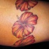 tatuaje brazalete colorido de hibisco