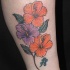 tatuaje de flores de hibisco morado y naranja