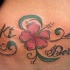 tatuaje de escritos con Hibisco