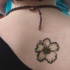 Le tatouage de fleur noir d'hibiscus sur le dos