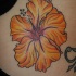 Le tatouage d'hibiscus jaune